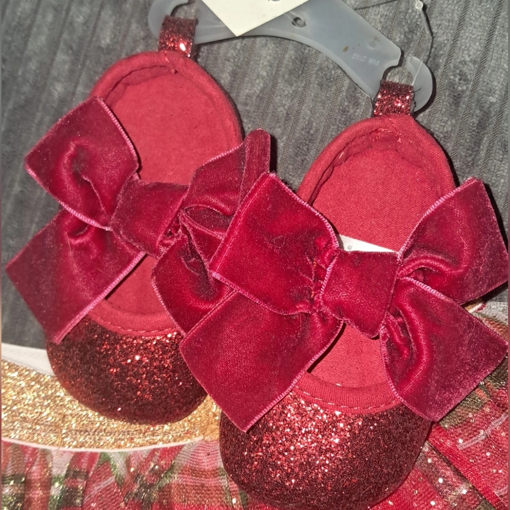 Cat & Jack Red, glitter baby shoe w bow 🎀   Size-3-6 month